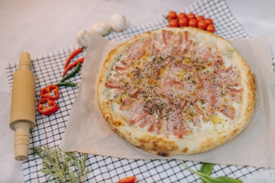 Пицца Карбонара 33 см, Три Колобка